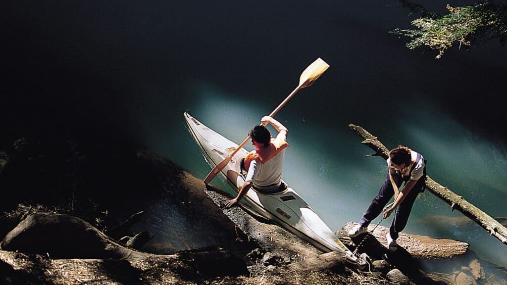 Recorrer el Lago Nahuel Huapi, el Lago Gutierrez o el Lago Mascardi en Kayak, o hacer kayaking en alguno de los maravillosos rios es una experiencia única. En Nido del Condor, tu hotel en Bariloche te organizamos los mejores circuitos de kayak y de actividades de ecoaventura en los rios y lagos de Bariloche.