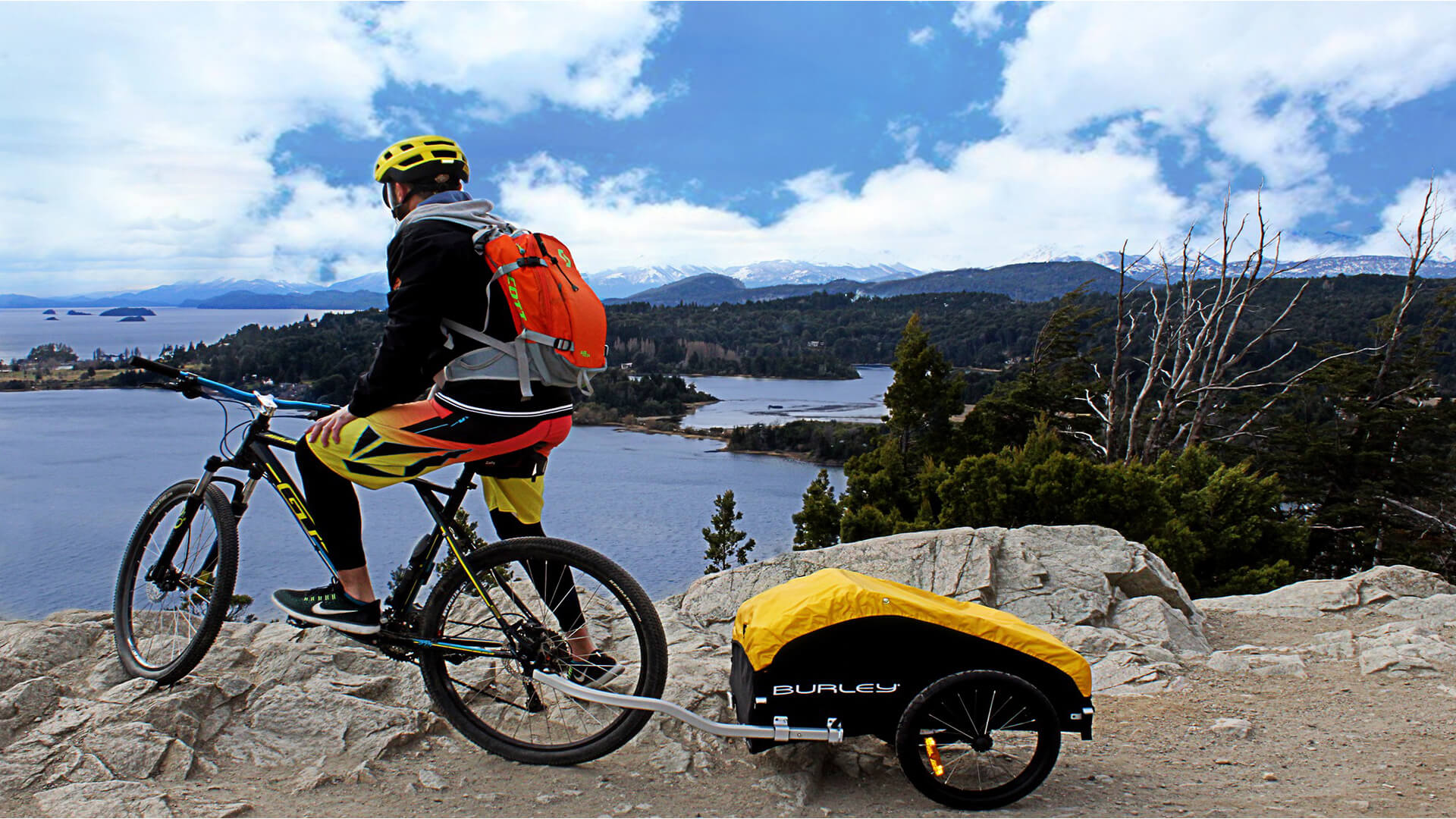 Hacer ciclismo en Bariloche es disfrutar de paisajes de montañas y lagos increíbles con circuitos en asfalto y también mountainbike con descenso de cerros . En Nido del Condor, tu hotel en Bariloche, te ayudamos a armar tu programa ideal con viandas para un picnic ideal en la costa de tu lago preferido!