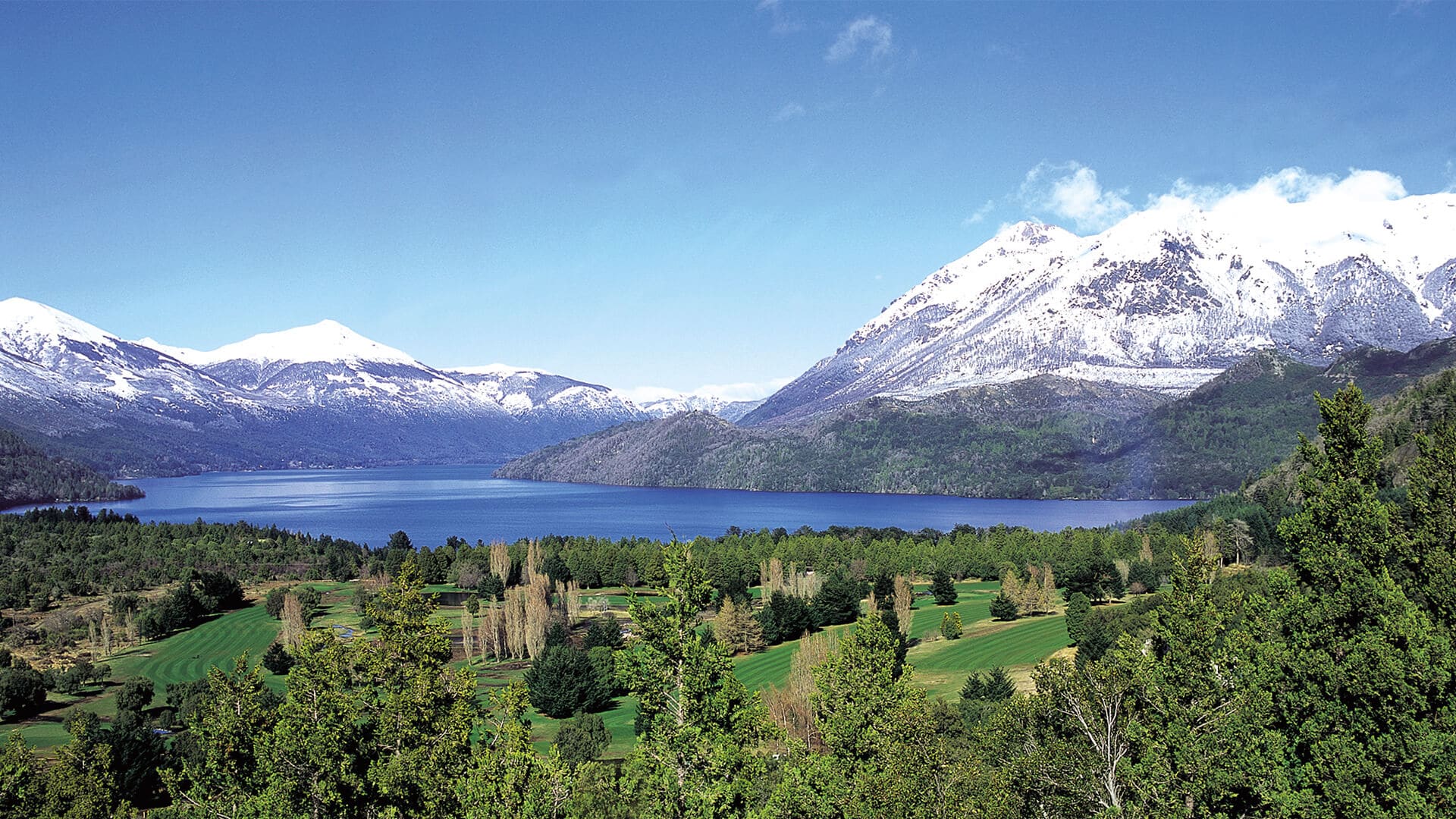 Bariloche en Otoño es ideal para disfrutar los tonos ocres, rojos y amarillos que pintan todos los paisajes. Las lengas en las montañas , los ciruelos, cerezos, sorgus y álamos en las costas y valles tiñen todo de infinitos colores y es mágico poder recorrerlos en esta época del año. Hay muchos circuitos posibles en toda la región.