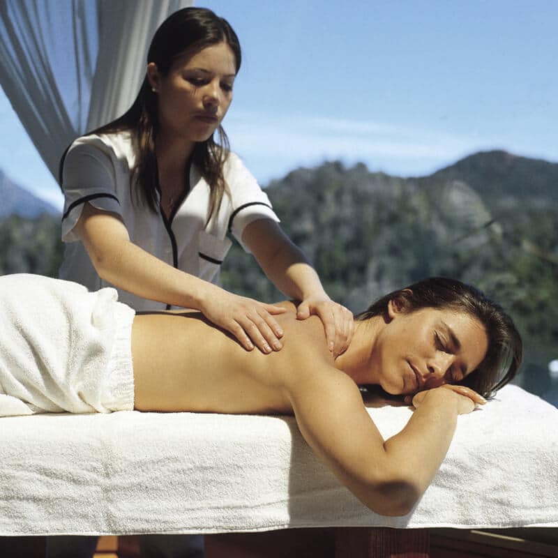 Tiene pileta climatizada y jacuzzi, sauna y baño turco.