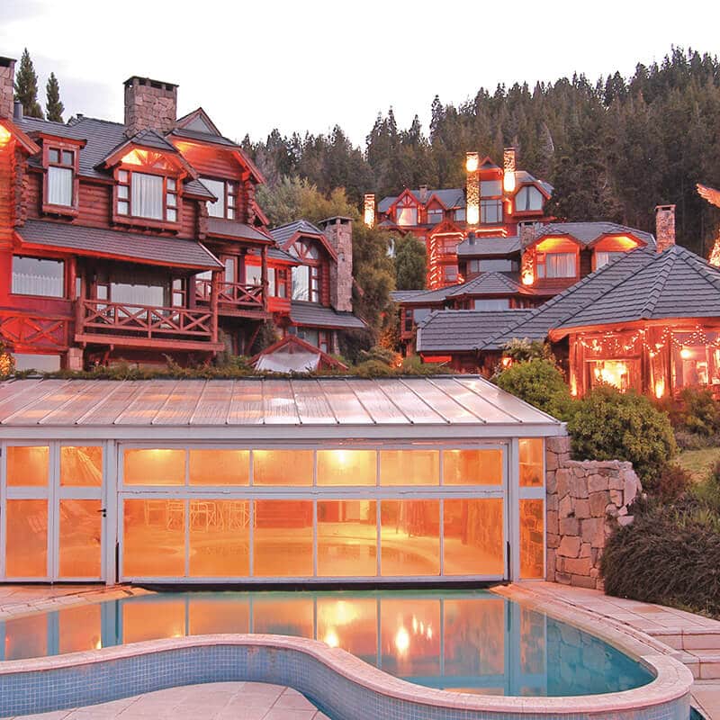 Nido del Condor Hotel & Spa, Hotel boutique cerca del centro de Bariloche, frente al lago Nahuel Huapi, te ofrece Suites, Lodges y Cabañas de lujo con tu propio living y comedor para que disfrutes de la mejor vista al lago, con hogar a leña e hidromasaje.