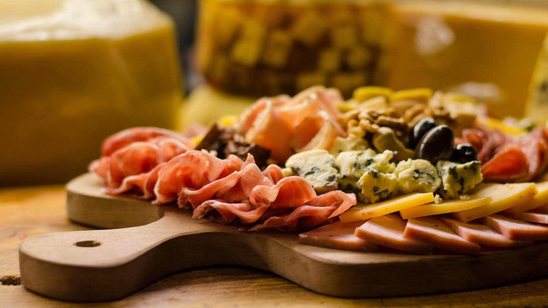 Nuestras tarjetas de regalo son geniales para sorprender. Flores secas, ramos de flores y ramilletes de lavandas serán tu regalo especial en Bariloche. Nido del Condor lo hacer realidNido del Condor, tu Hotel en Bariloche, tiene los mejores champagnes, chocolates, flores y otros regalos para que disfrutes y festejes con la mejor vista al lago Nahuel Huapi, el hogar a leña, tu hidromasaje y hasta en tu propio living!