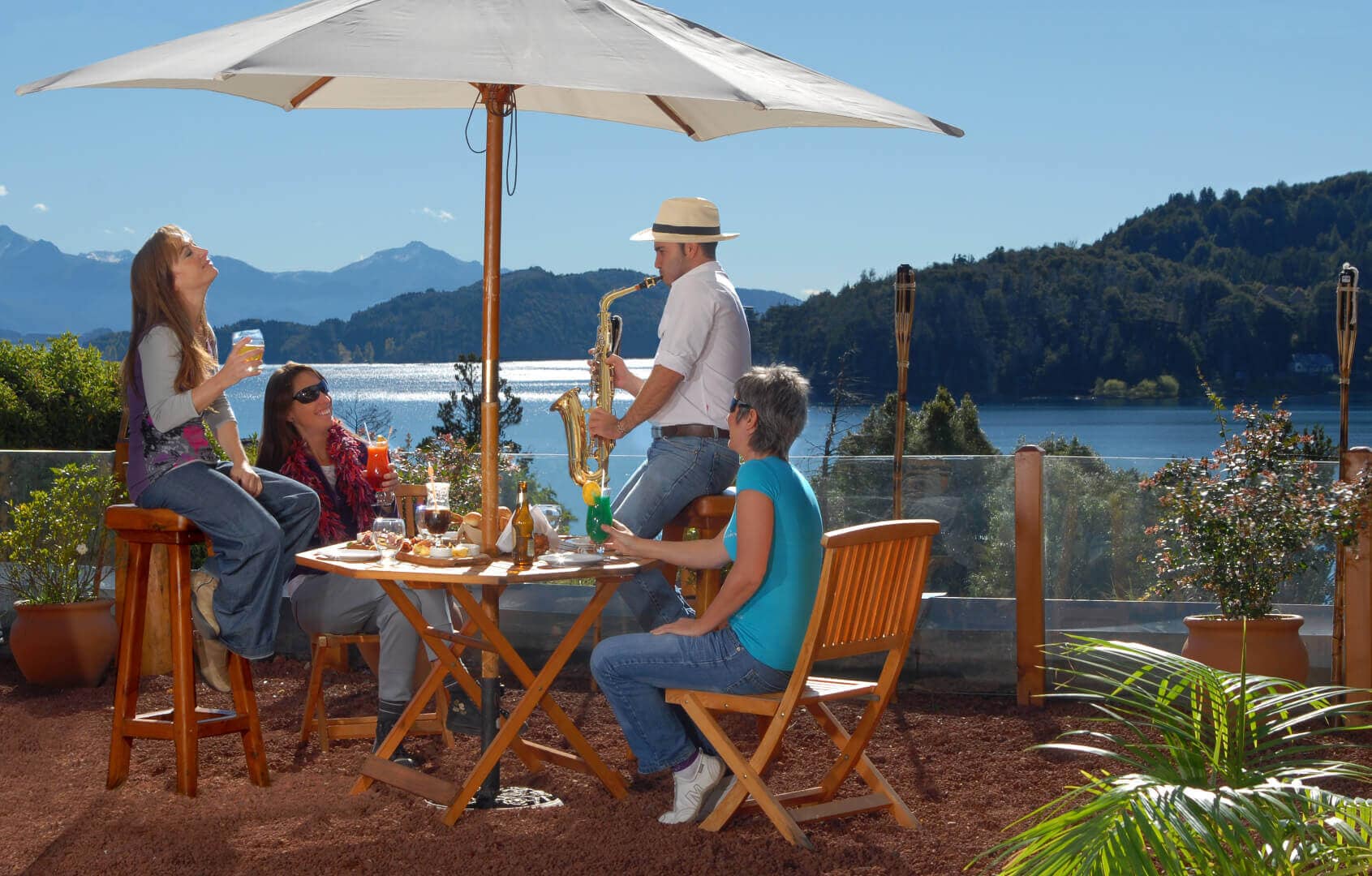 Nido del Condor Hotel & Spa, Hotel boutique cerca del centro de Bariloche, frente al lago Nahuel Huapi, te ofrece Suites, Lodges y Cabañas de lujo con tu propio living y comedor para que disfrutes de la mejor vista al lago, con hogar a leña e hidromasaje.