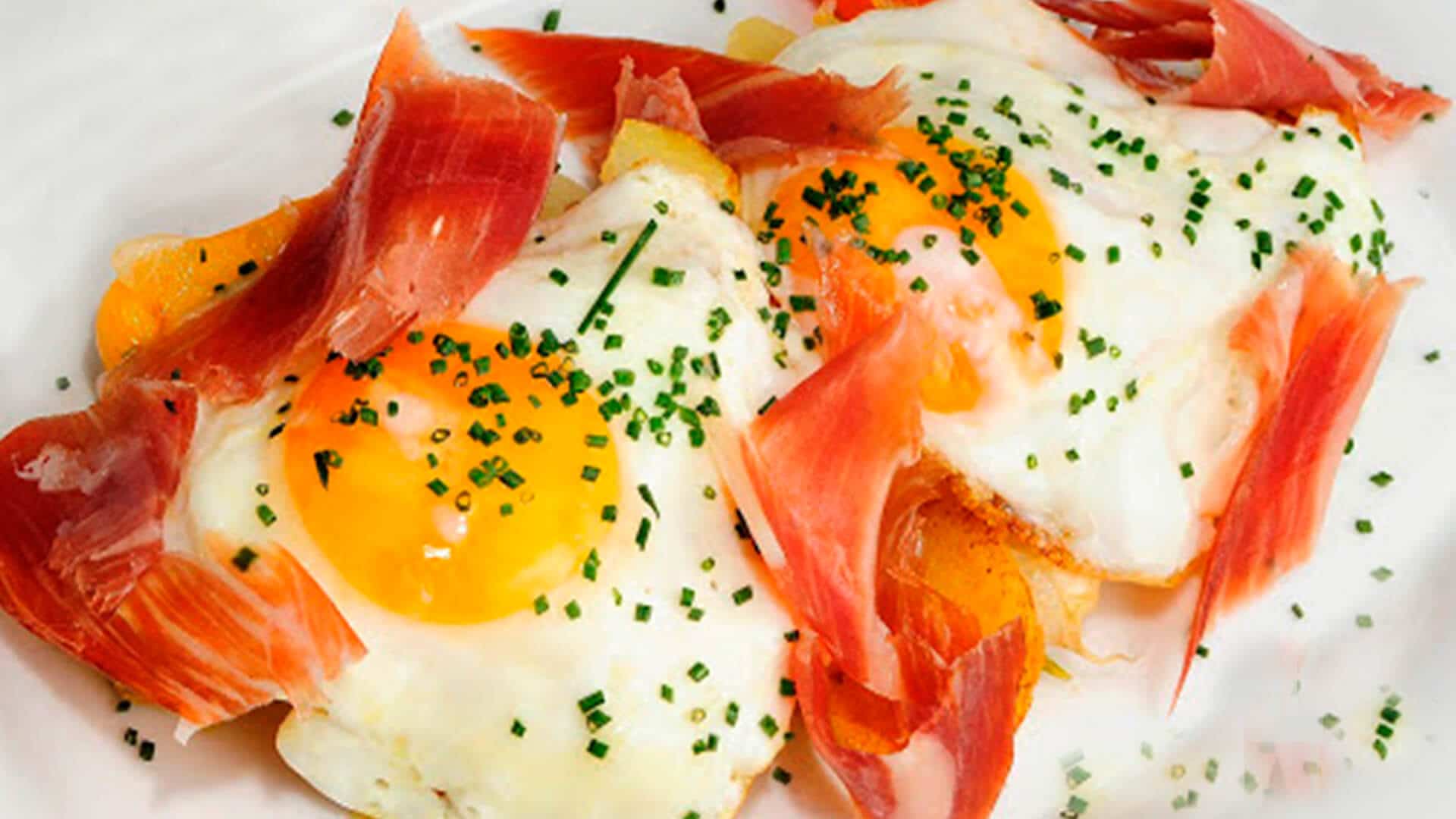 Nido del Condor Hotel & Spa te ofrece en Bariloche desayunar en la amplia mesa de tu propia habitacion sin costo extra y budines, medialunas y opciones mas saludables!