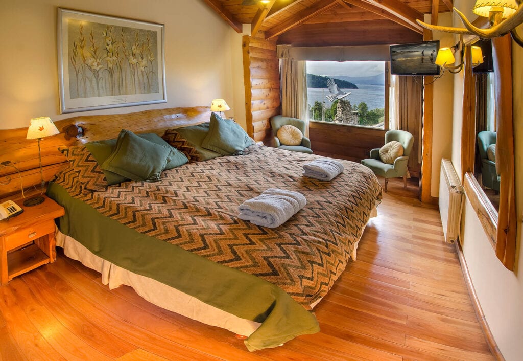 Las Cabañas y las Suites familiares tienen espectaculares vistas al lago Nahuel Huapi, hogar a leña e hidromasaje. Ideales para viajar en familia a Bariloche.