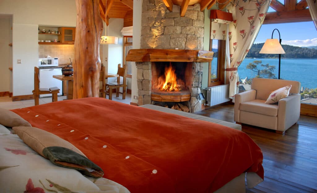 Los Lodges al Lago en el Hotel Nido del Condor tienen kitchenette, comedor y son ideales para viajar con bebés o niños. Los Lodges se ensamblan a Junior Suites Lago a traves de un hall excclusivo y así es ideal para una familia en Bariloche. Muy cerca del centro de Bariloche.