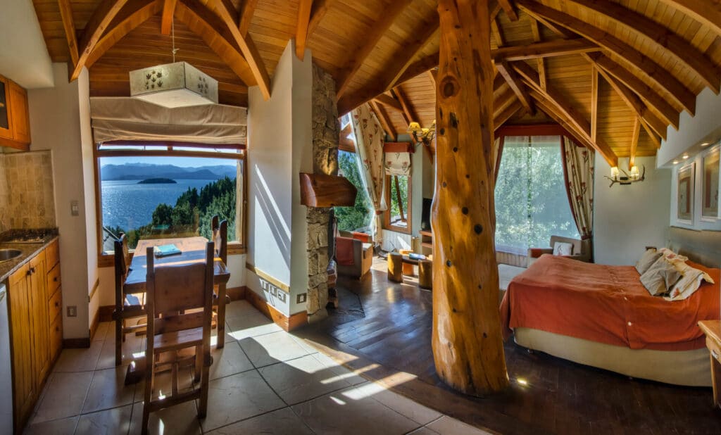 Los Lodges al Lago en el Hotel Nido del Condor tienen kitchenette, comedor y son ideales para viajar con bebés o niños. Los Lodges se ensamblan a Junior Suites Lago a traves de un hall excclusivo y así es ideal para una familia en Bariloche. Muy cerca del centro de Bariloche.
