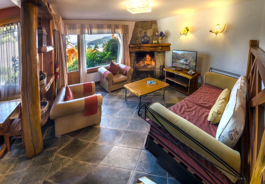 Las Suites familiares de Nido del Condor Hotel & Spa son amplias suites de 2 ambientes con kitchenette y comedor amplio que se pueden ensamblar con Junior Suites formando una unidad mas grande donde pueden alojarse comodamente 6 personas y tener así el living como lugar de reunión para todas. Los niños menores de 12 años duermen en el living que se transforma en segunda habitación después de la apertura de camas.