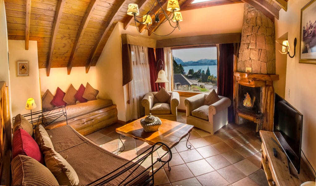 Suite familiar 2 ambientes con living, cocina y comedor para 6 personas. Todas las Suites familiares tienen hogar a leña e hidromasaje.