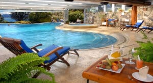 La pileta climatizada del Hotel Nido del Condor ofrece en Bariloche diversión con vista al lago. Pileta climatizada in-out, baño turco, sauna , jacuzzi y duchas escocesas para disfrutar todo el dia en el mas lindo Spa de Bariloche! Vení a disfrutar un Dia de Spa en Nido del Condor.